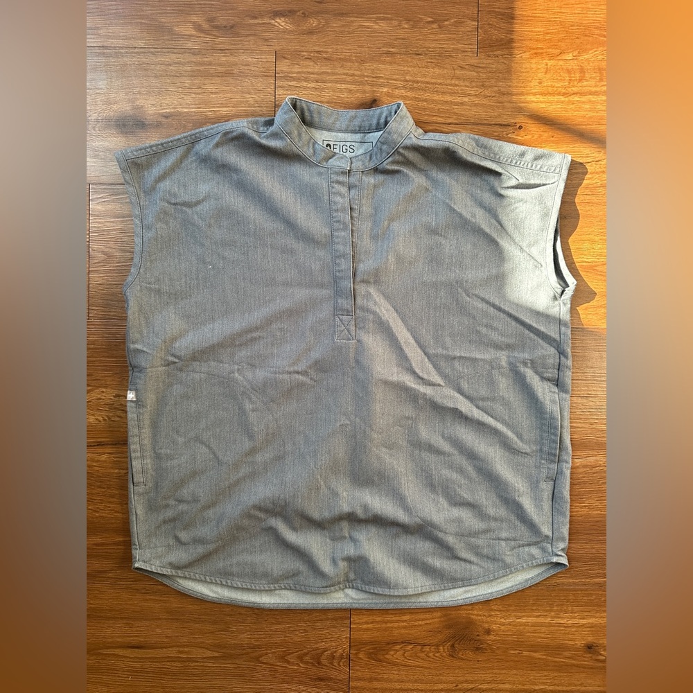Figs Women’s Gray Scrub Top